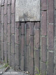 Onder het natuursteen springen de bakstenen steeds een stukje naar achteren.
<br/>
Corrie Groen- Pickhard, 2015-06-06